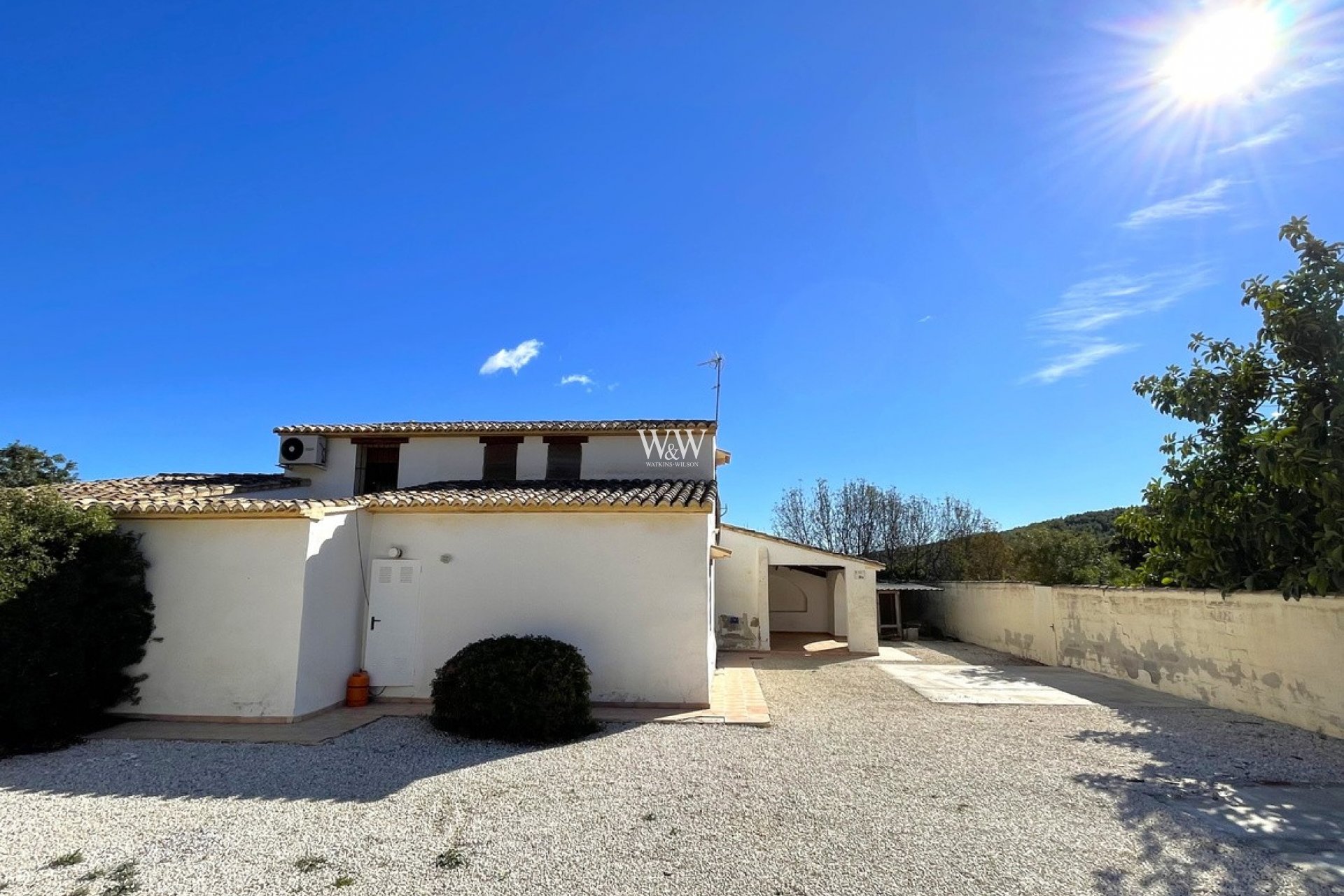 Calzada alrededor de la finca