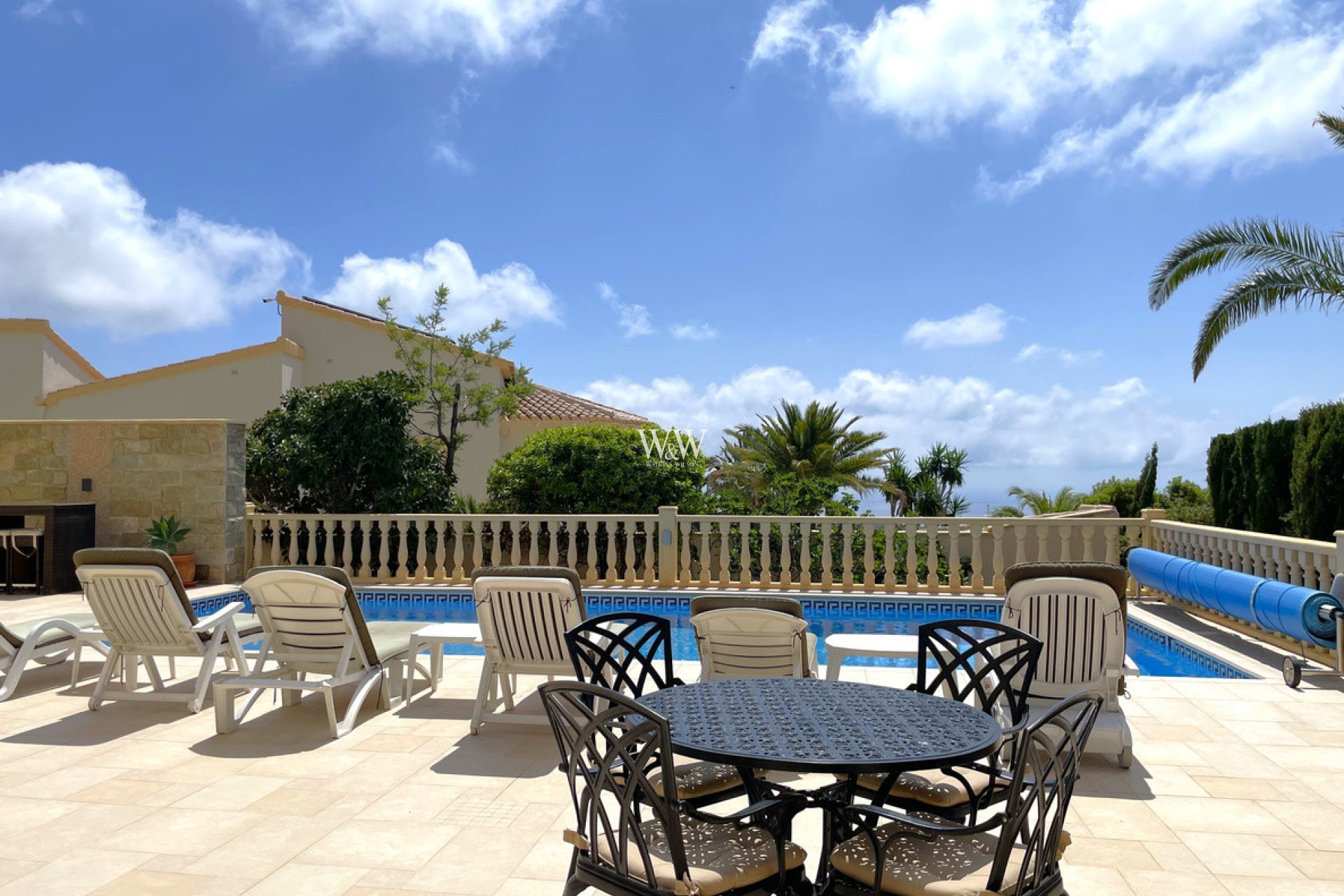 Desde la terraza al otro lado de la piscina