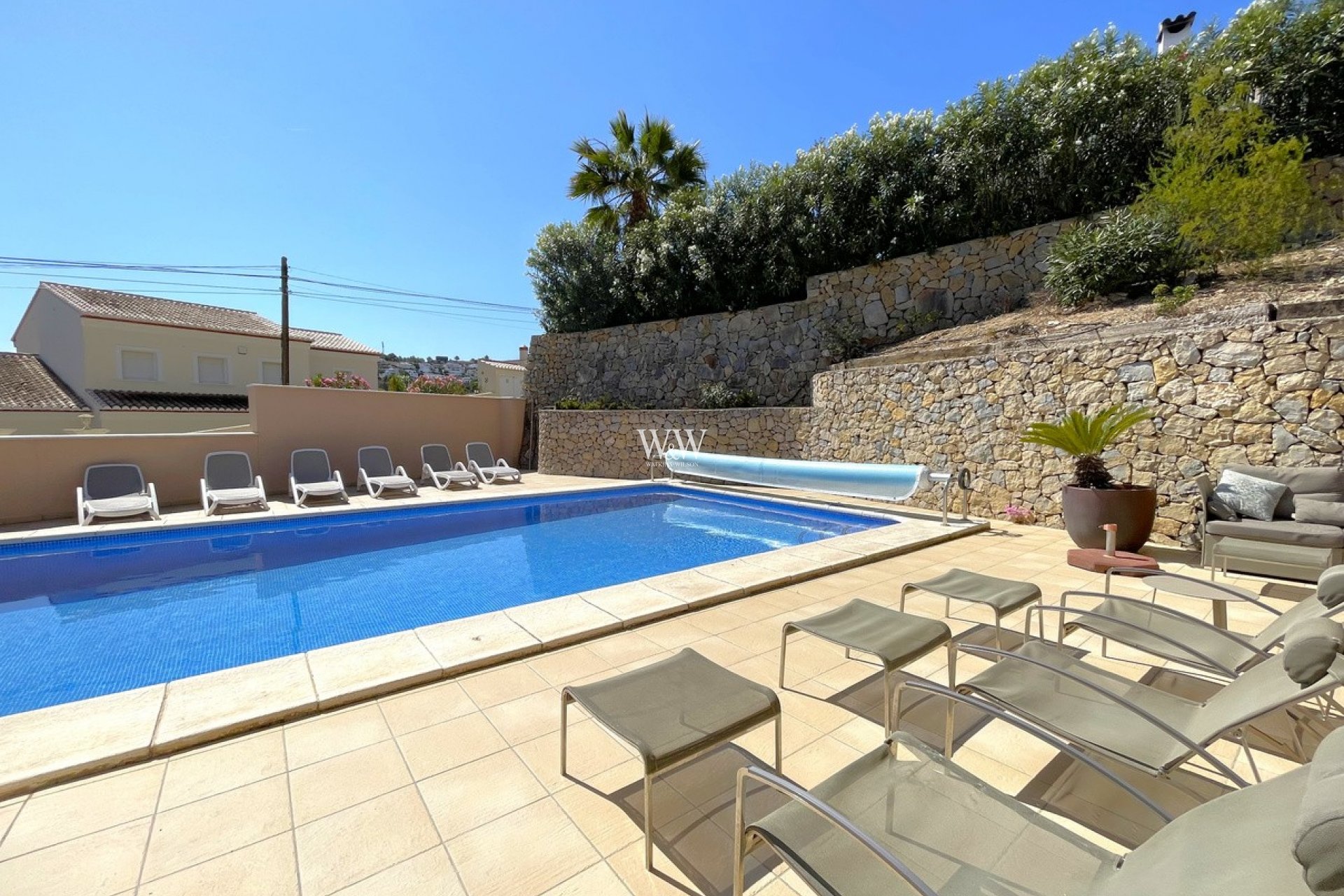 Espace pour chaises longues au bord de la piscine