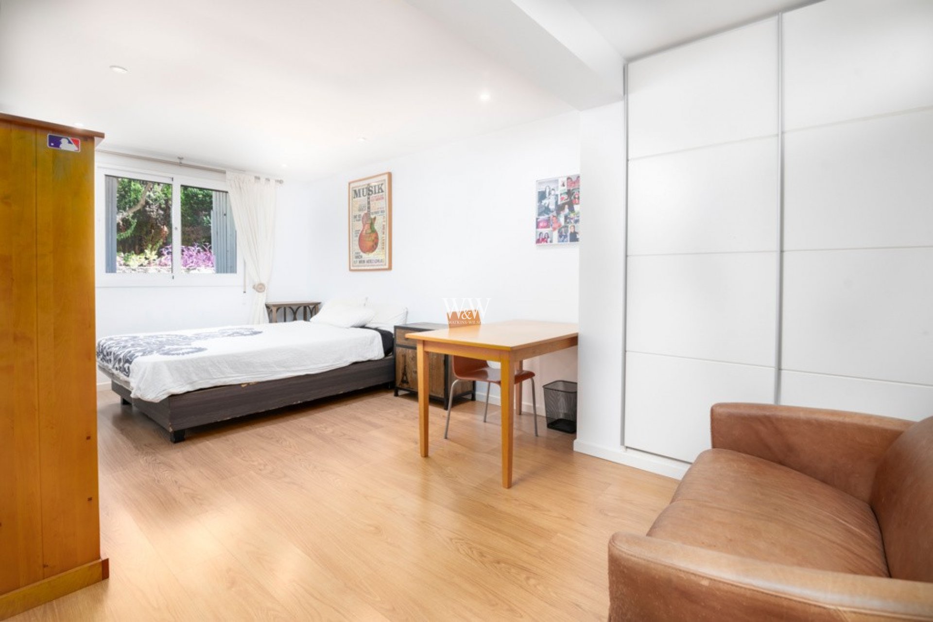 Grande chambre ou salon d'appartement au rez-de-chaussée