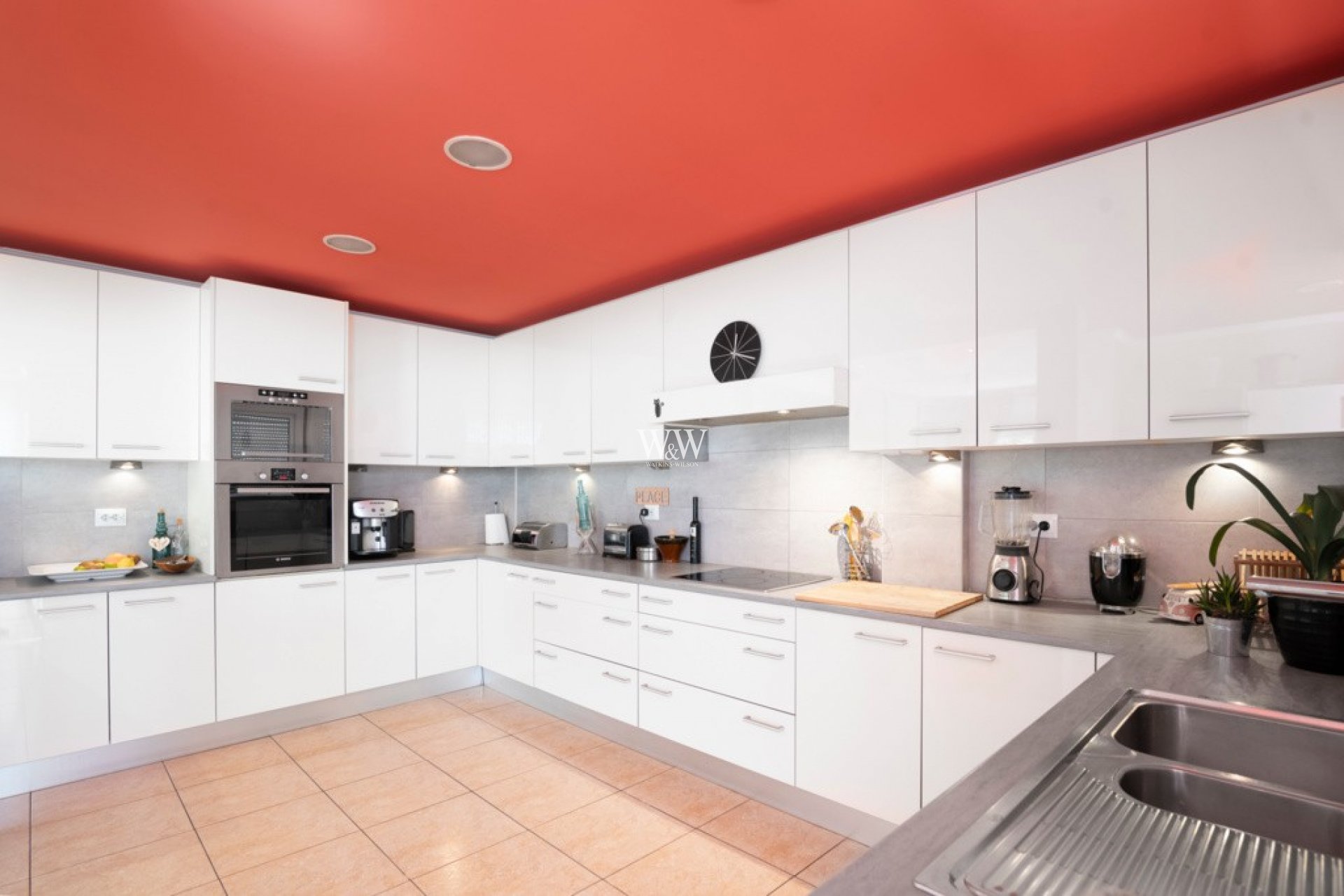 Grande cuisine entièrement équipée avec bar à petit-déjeuner dans la salle à manger.