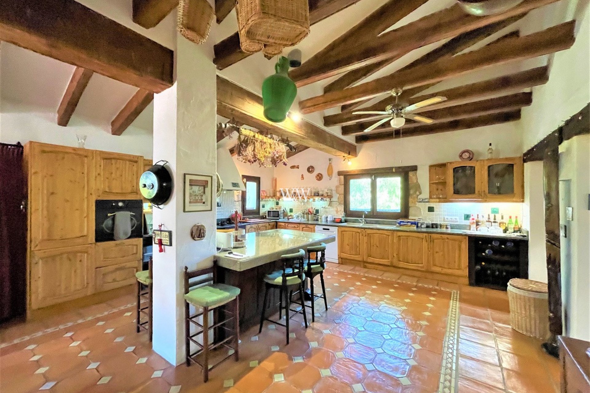 large kitchen with breakfast bar