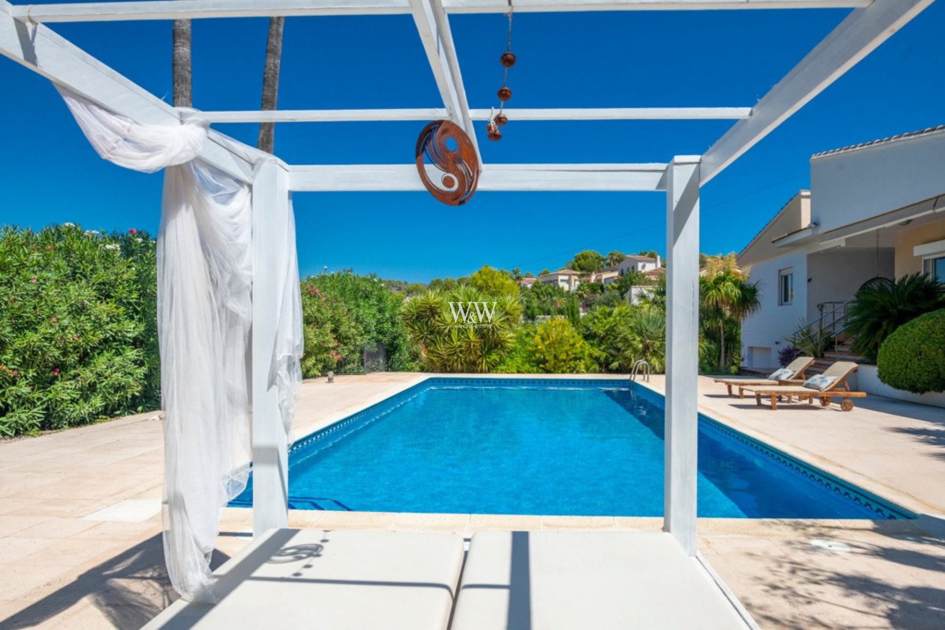 Relájese en la piscina de 12x5 m