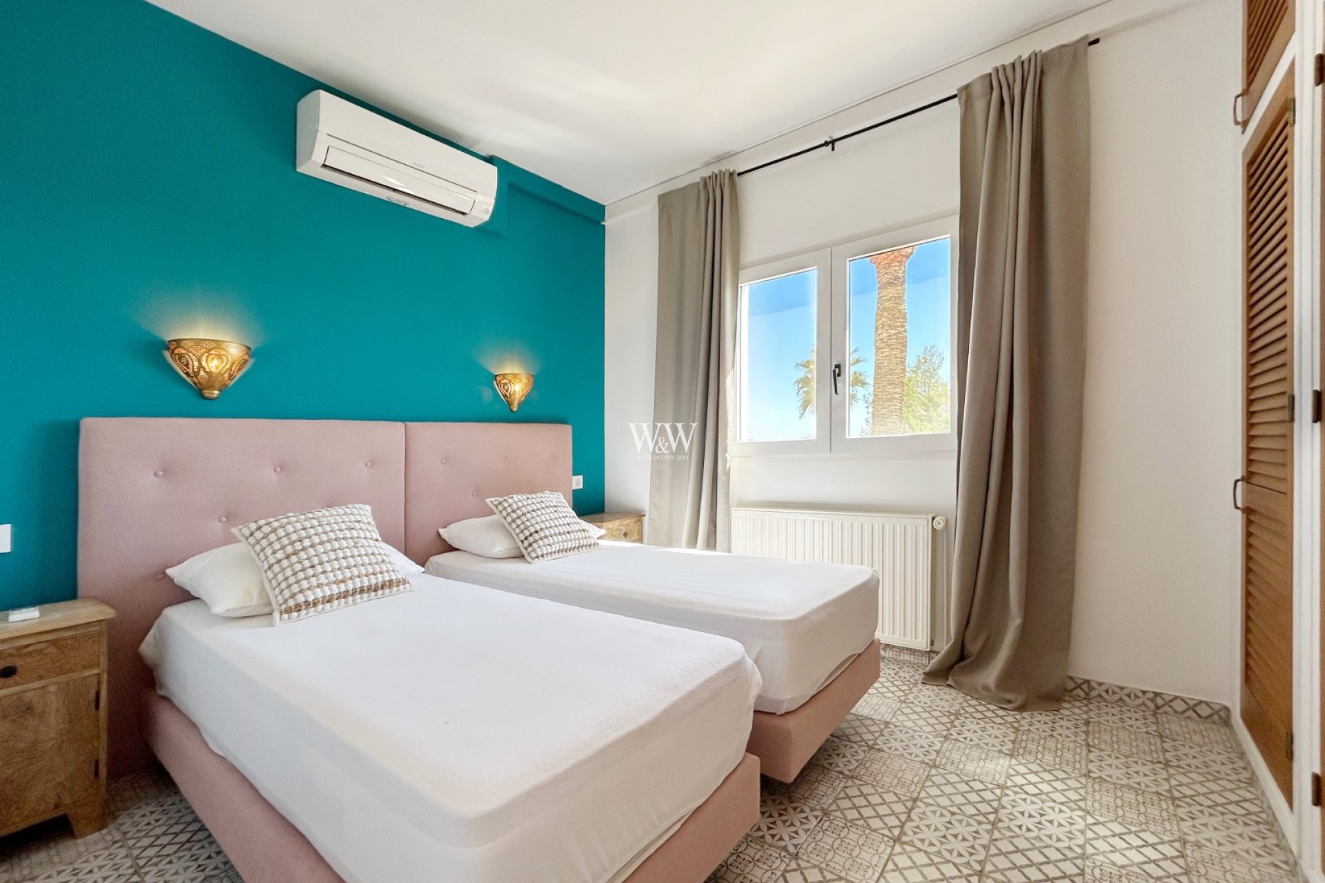 Resale - Villa -
Moraira - Benimeit