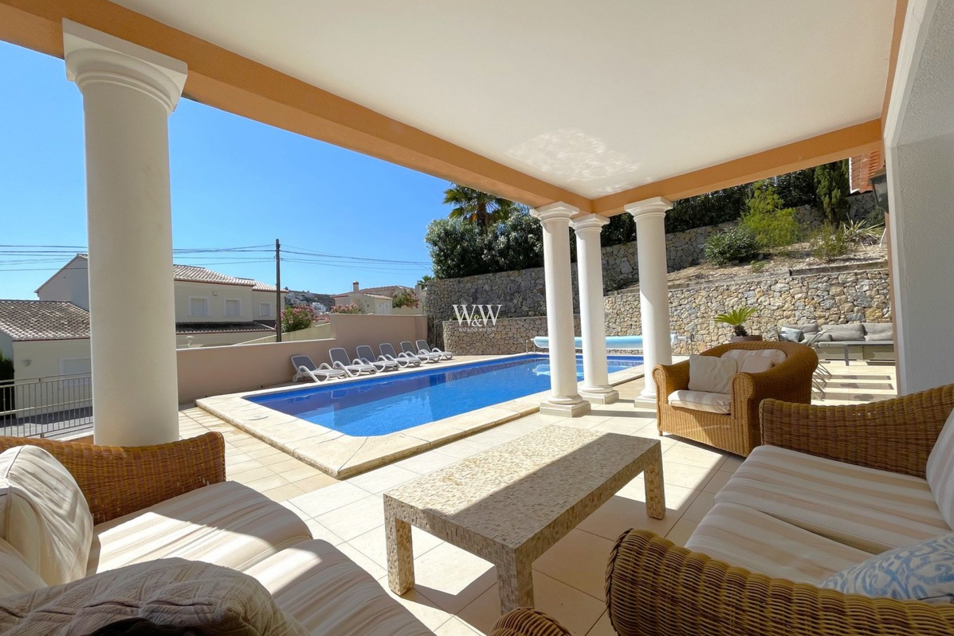 Terrasse extérieure couverte avec vue sur la piscine