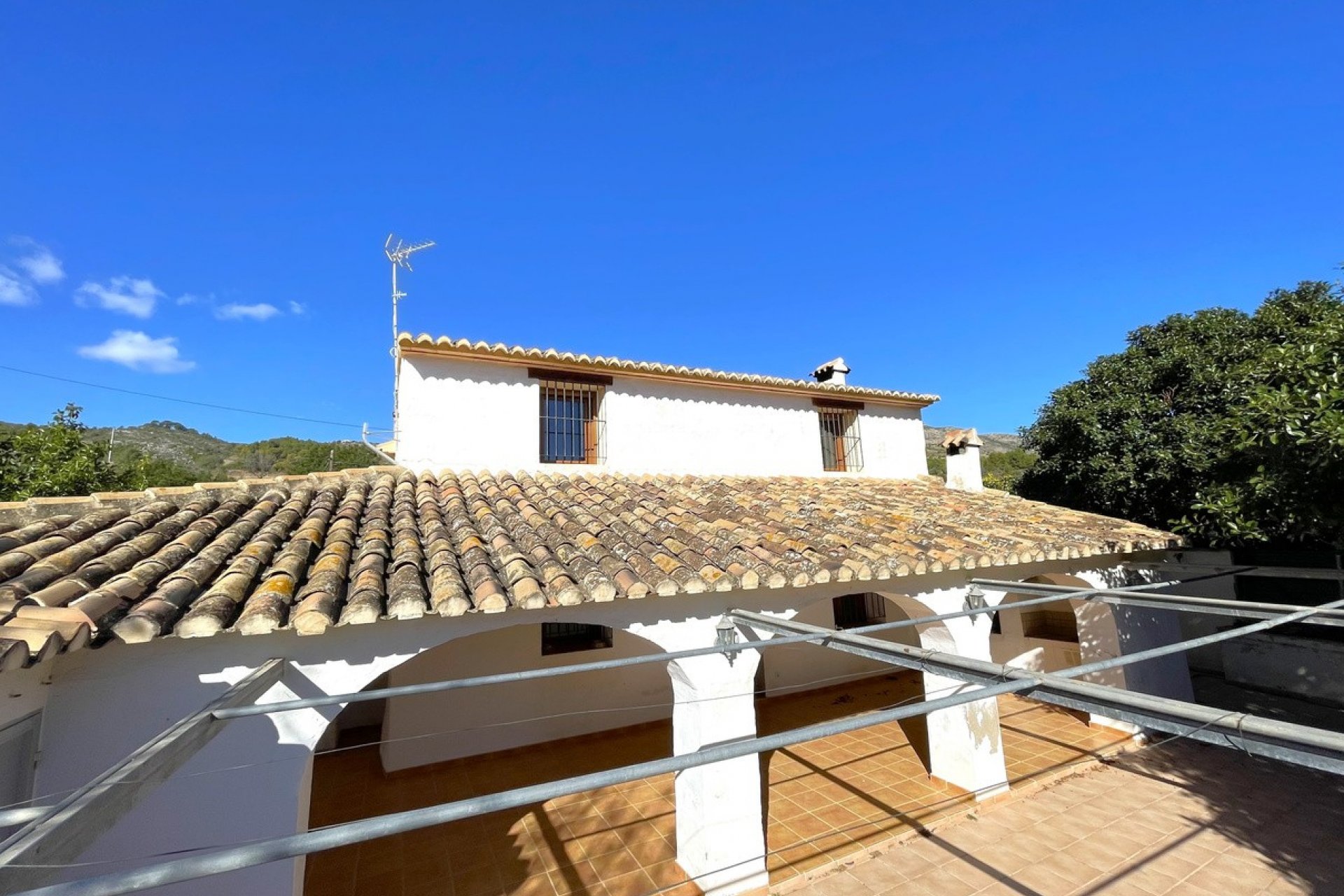 Vista general de la finca y la terraza