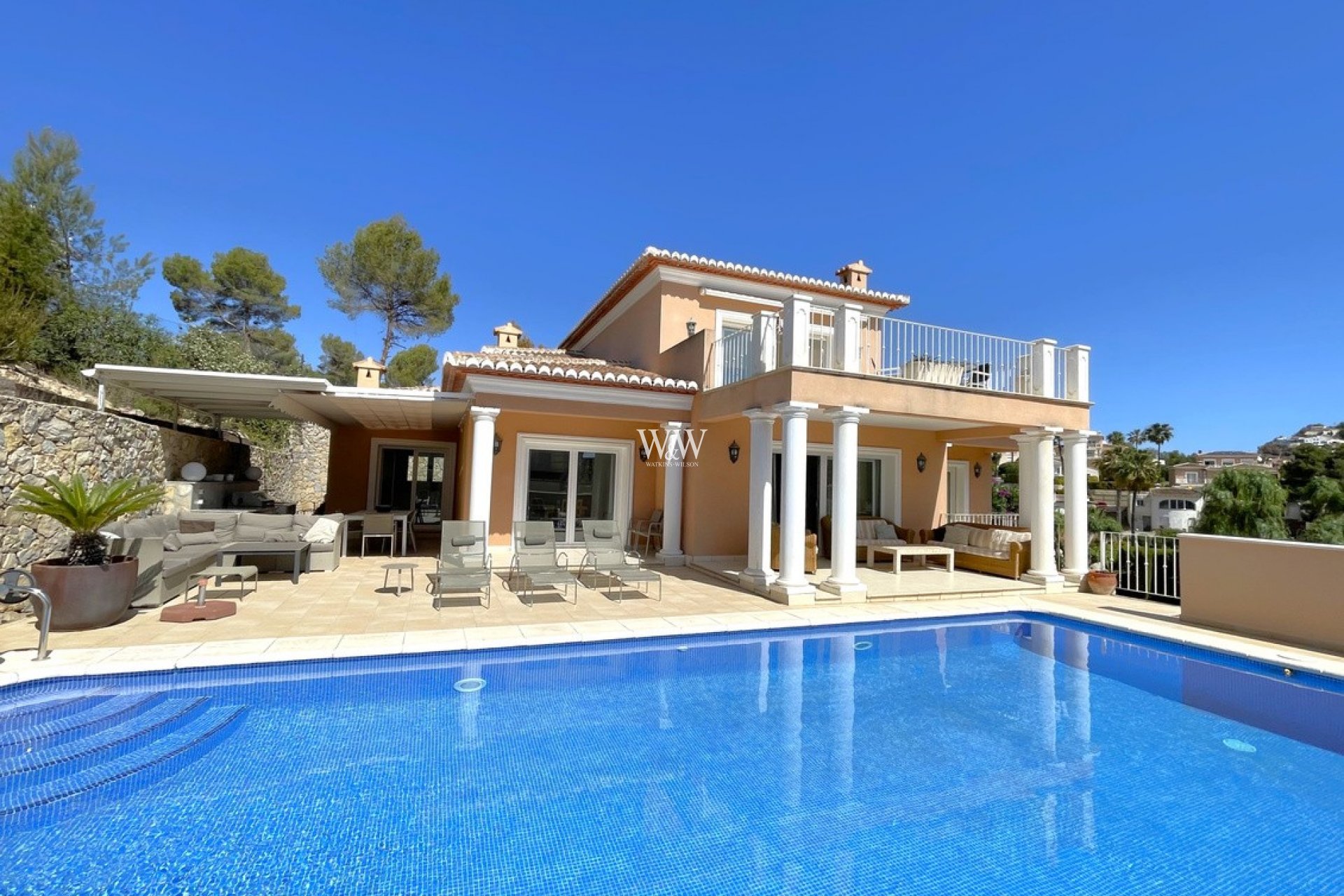 Vue de la maison à vendre face à la piscine