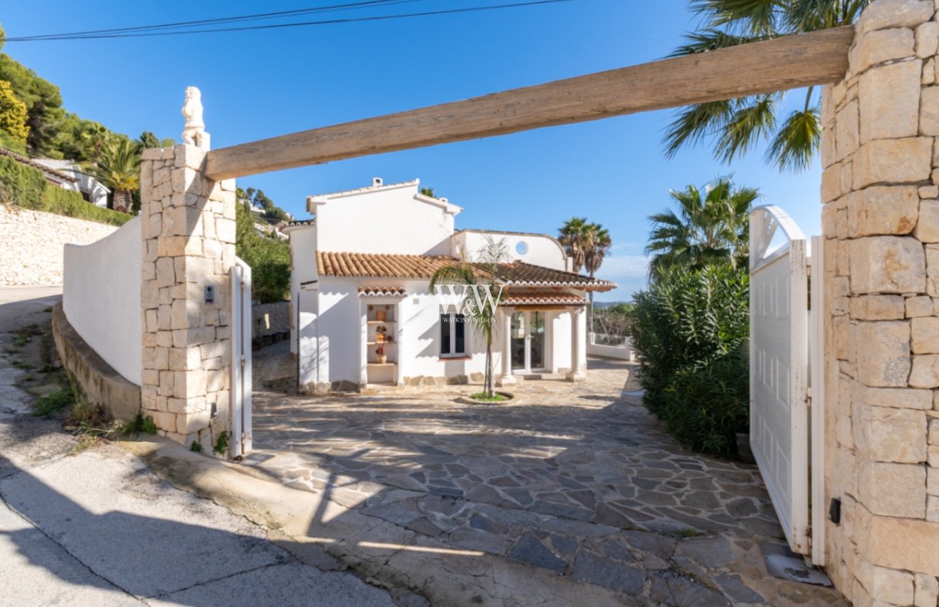 Resale - Villa -
Moraira - Benimeit