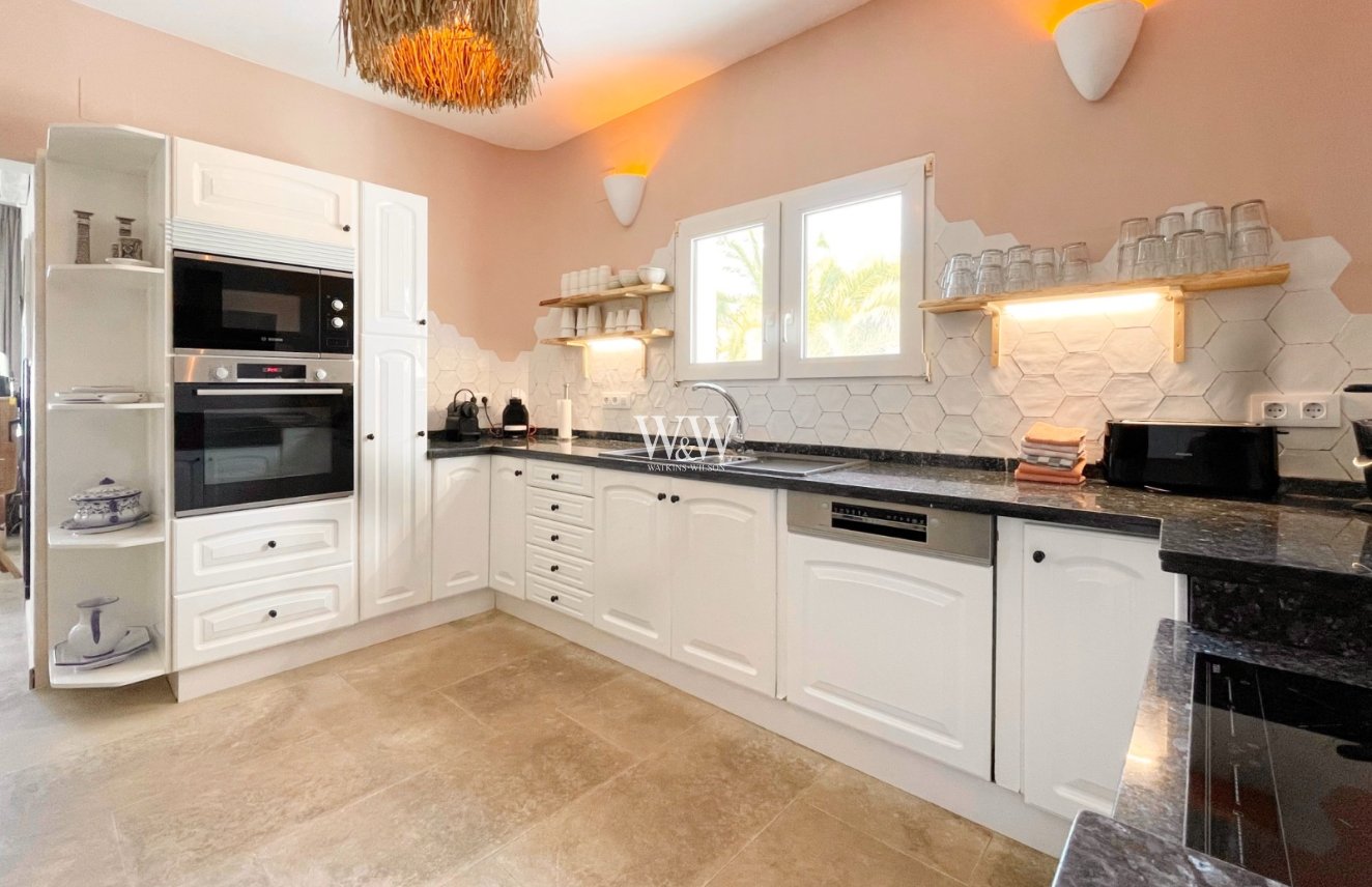 Resale - Villa -
Moraira - Benimeit