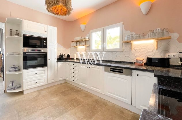 Resale - Villa -
Moraira - Benimeit