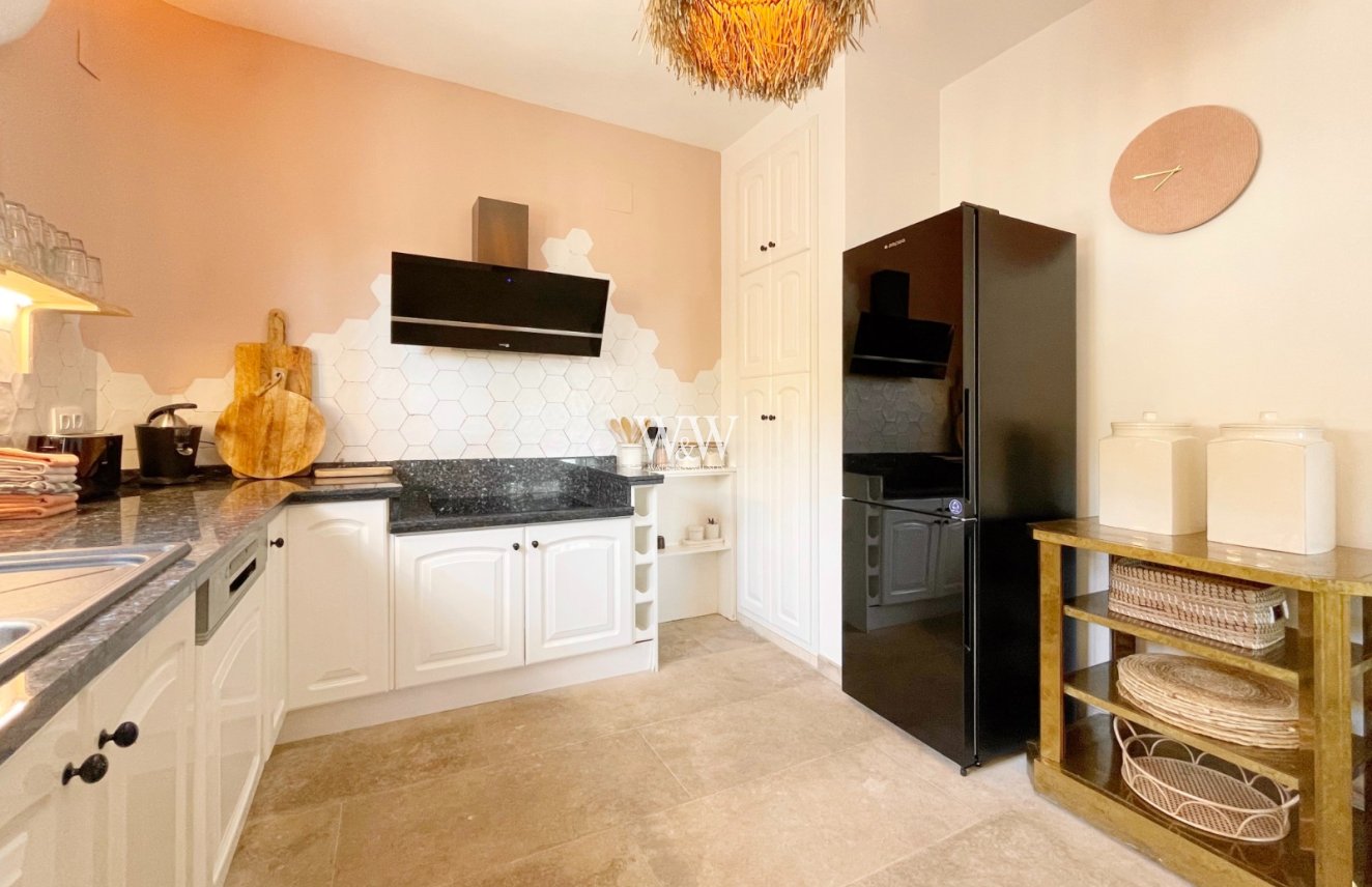 Resale - Villa -
Moraira - Benimeit