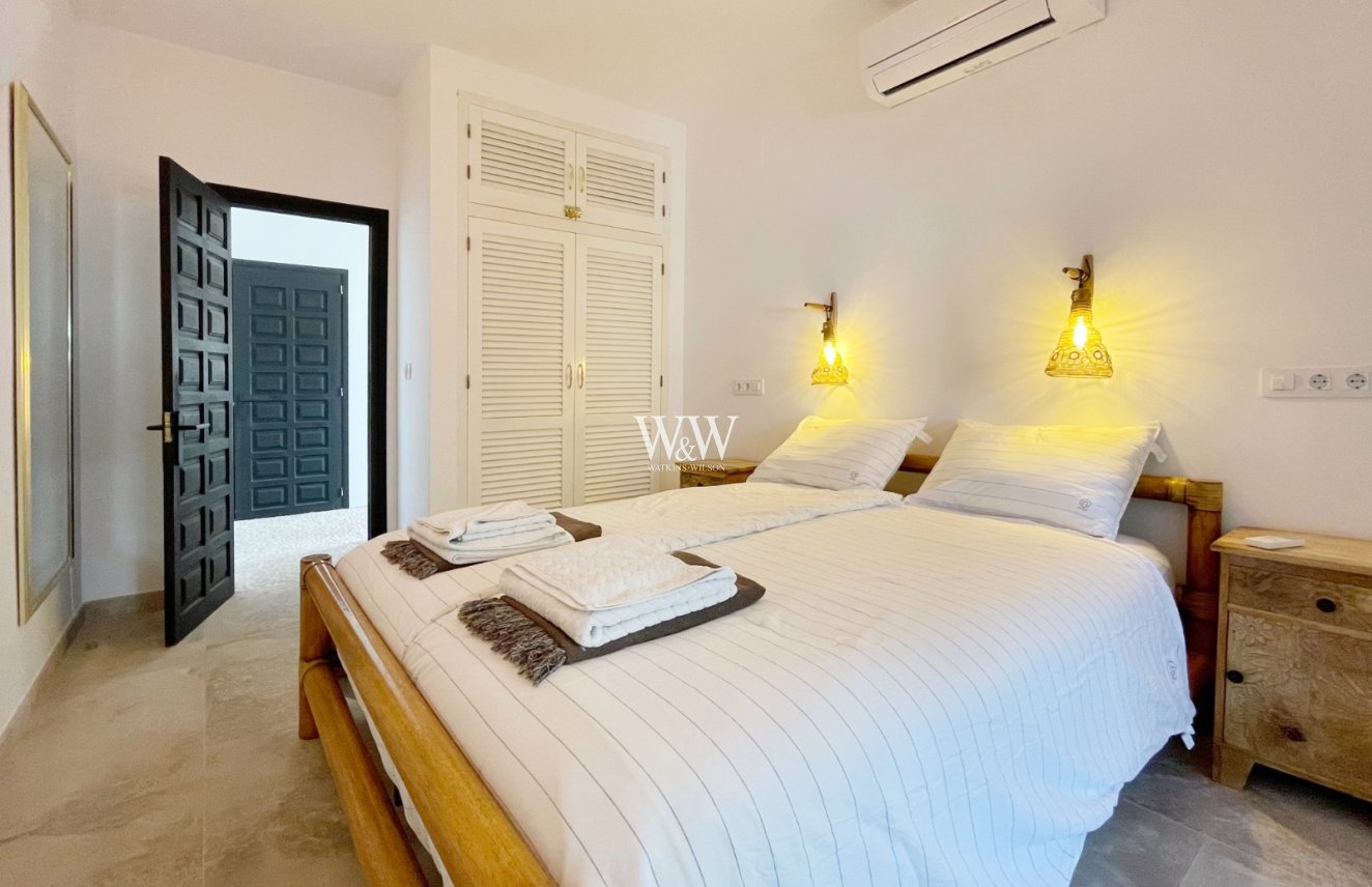 Resale - Villa -
Moraira - Benimeit