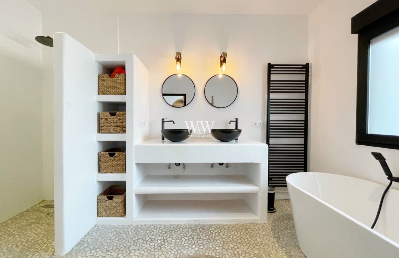 Resale - Villa -
Moraira - Benimeit