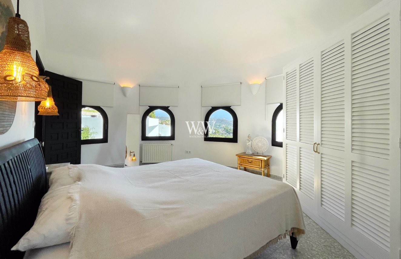 Resale - Villa -
Moraira - Benimeit