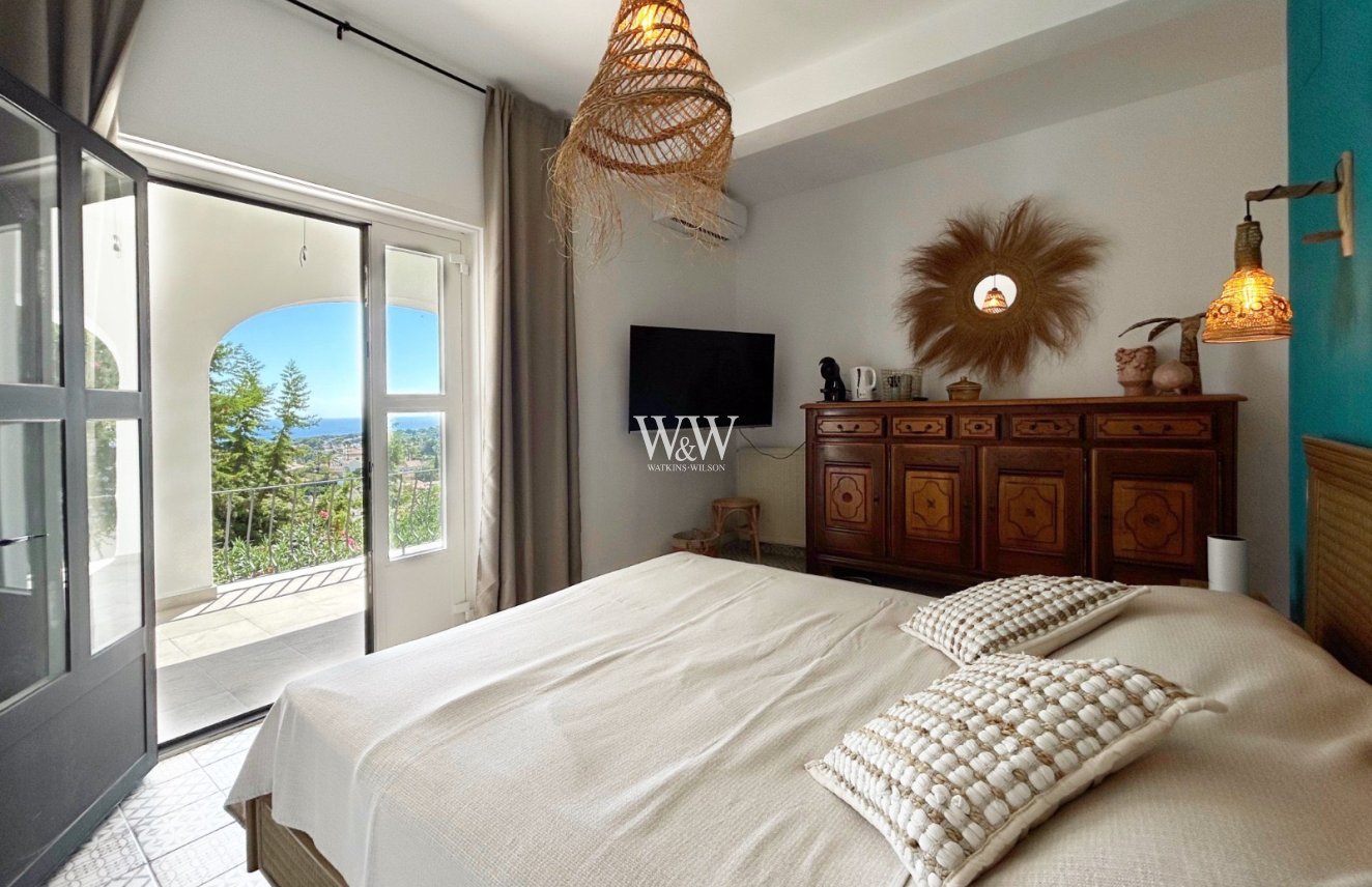 Resale - Villa -
Moraira - Benimeit