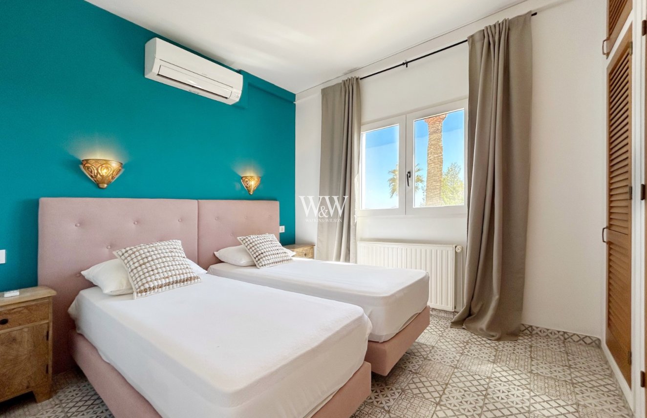 Resale - Villa -
Moraira - Benimeit