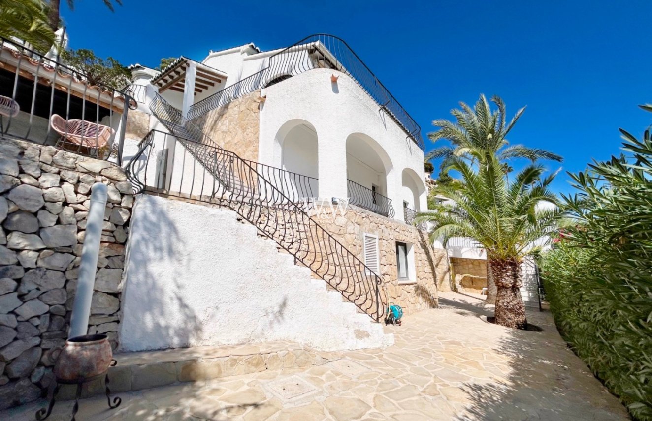 Resale - Villa -
Moraira - Benimeit