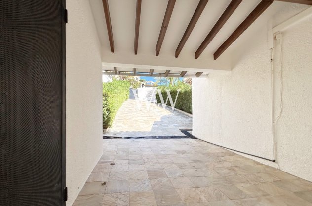 Resale - Villa -
Moraira - Benimeit