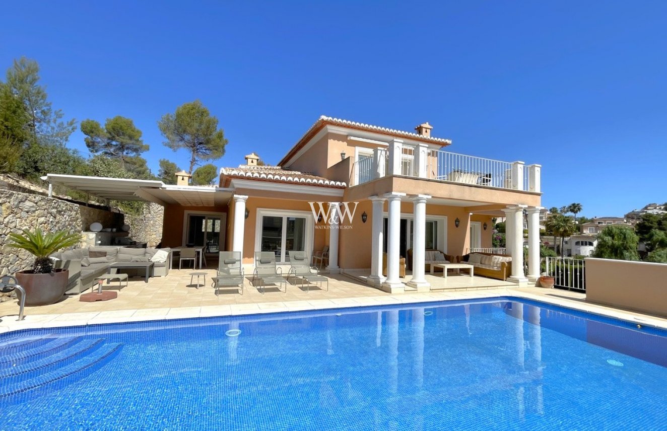 Vue de la maison à vendre face à la piscine