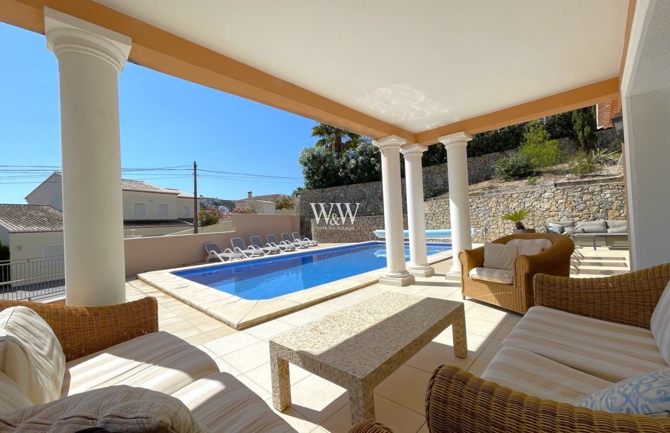 Terrasse extérieure couverte avec vue sur la piscine