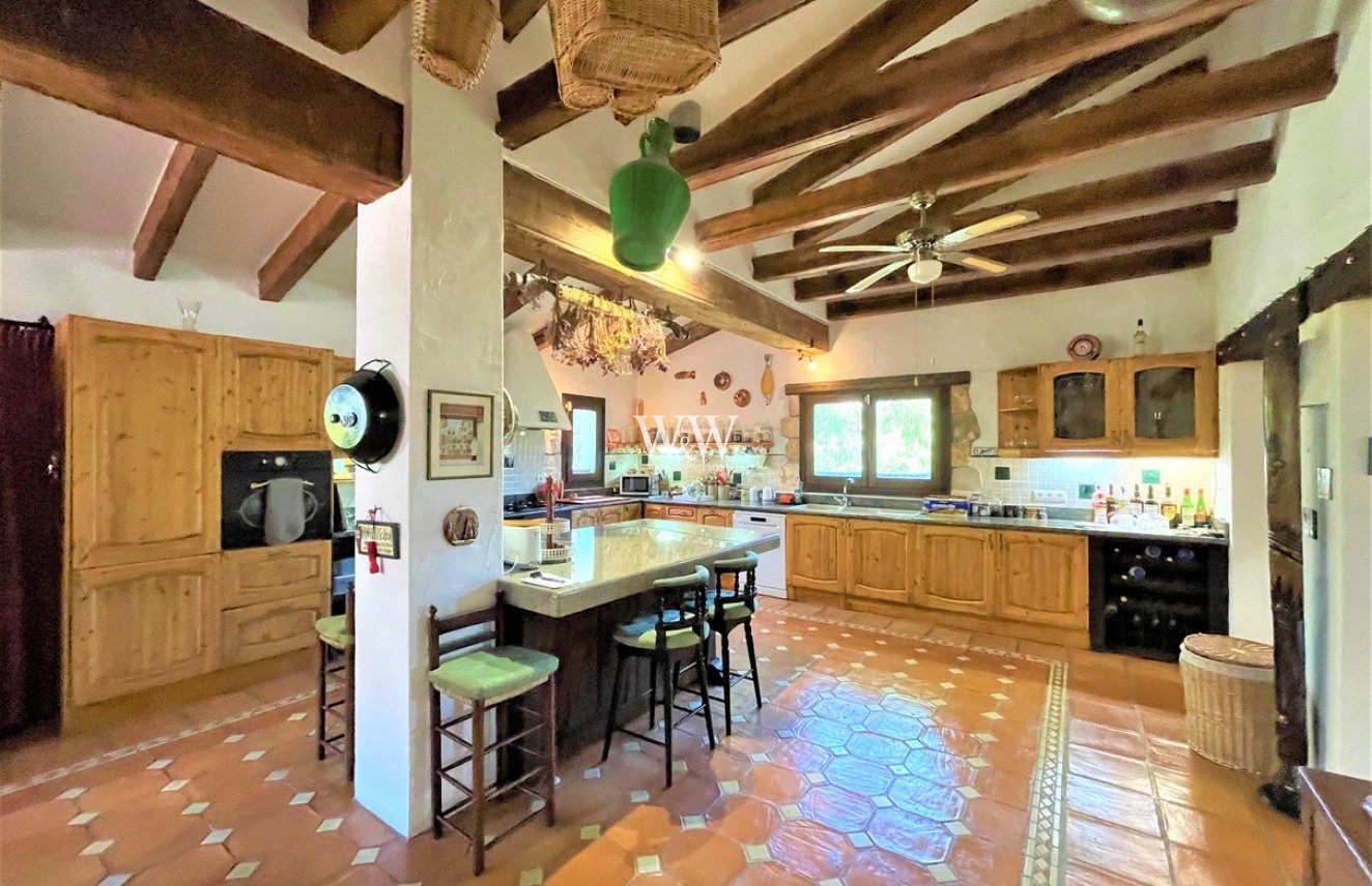 large kitchen with breakfast bar