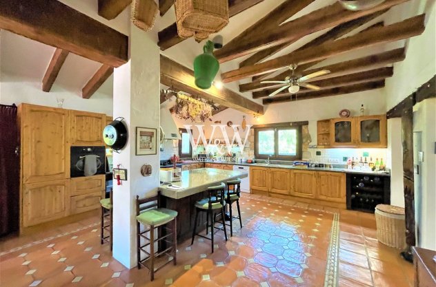 large kitchen with breakfast bar