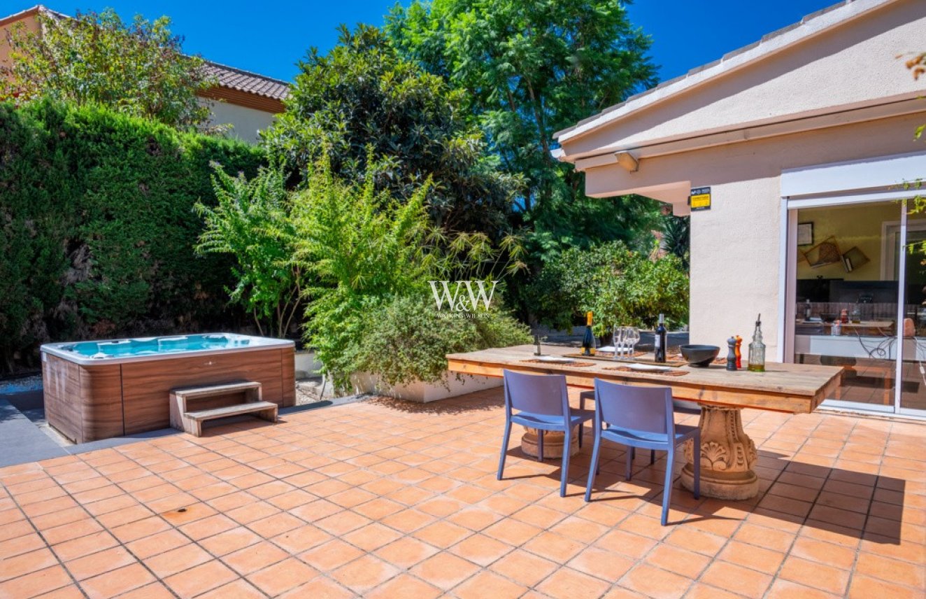 Salle à manger extérieure et terrasse près du jacuzzi