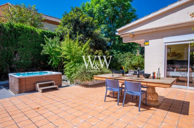 Salle à manger extérieure et terrasse près du jacuzzi